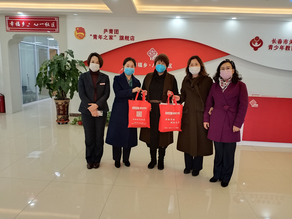 2。新城供熱公司為社區(qū)捐贈(zèng)口罩.png