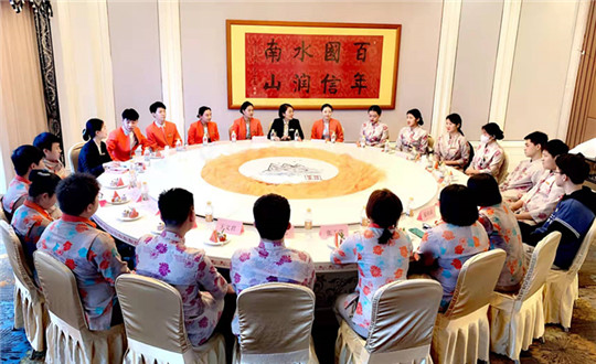 1.尊龍凱時(shí)人生就是贏南山溫泉酒店召開實(shí)習(xí)生座談會_副本.jpg