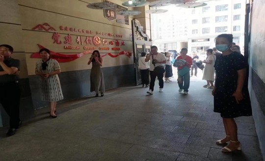 15.市婦聯(lián)馮主席、機(jī)關(guān)黨工委盧書記及各機(jī)關(guān)單位領(lǐng)導(dǎo)蒞臨物業(yè)總公司金鼎陽(yáng)光紅心物業(yè)小區(qū)_副本.jpg