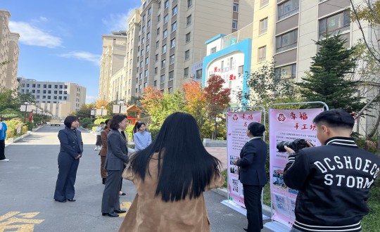 18.延邊州婦聯(lián)、敦化市婦聯(lián)、勝利街道及文苑社區(qū)領(lǐng)導(dǎo)一行蒞臨物業(yè)總公司參觀學(xué)習(xí)_副本.jpg